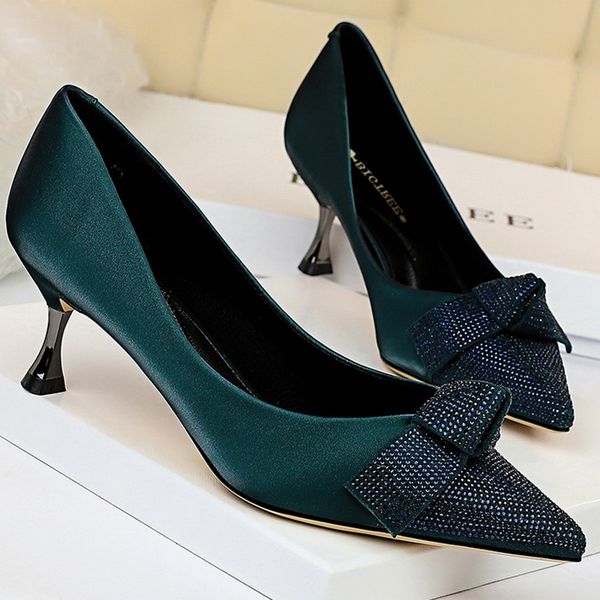 2020 fall women 5.5cm high heels low heels fashion pumps bling sequin crystal stripper escarpins lady party wedding shoes, Black
2020 fall women 5.5cm high heels low heels fashion pumps bling sequin crystal stripper escarpins lady party wedding shoes, Black
