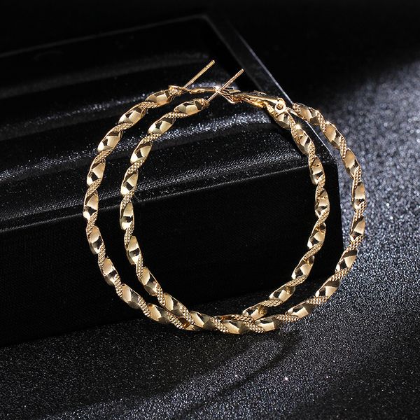 punk metal carved flower twisted hoop earrings for women 60mm diameter gold color creole circle loops ladies party pendientes, Golden;silver
punk metal carved flower twisted hoop earrings for women 60mm diameter gold color creole circle loops ladies party pendientes, Golden;silver