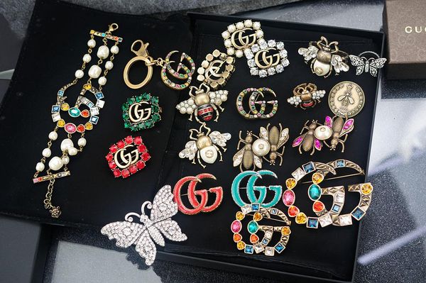 jiangyu celebrity design luxury letter pearl diamond brooch decorations fashion metal letter bee brooch jewelry with box 7345, Gray
jiangyu celebrity design luxury letter pearl diamond brooch decorations fashion metal letter bee brooch jewelry with box 7345, Gray