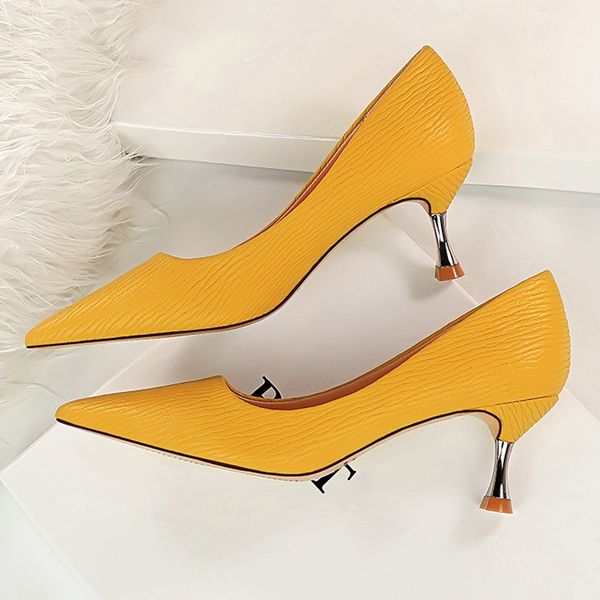 2020 women 6cm high heels fashion pumps yellow low heels stiletto elegant lady fetish escarpins girls prom wedding bridal shoes, Black
2020 women 6cm high heels fashion pumps yellow low heels stiletto elegant lady fetish escarpins girls prom wedding bridal shoes, Black
