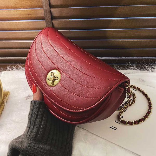 elegant female saddle bag 2020 fashion new pu leather women's designer handbag lock chain shoulder messenger bag
elegant female saddle bag 2020 fashion new pu leather women's designer handbag lock chain shoulder messenger bag
