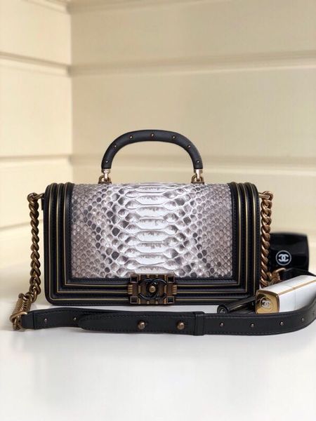 imported snakeskin 7a high-end quality original rivet handle precious resin metal buckle, with old copper metal chain retro charm
imported snakeskin 7a high-end quality original rivet handle precious resin metal buckle, with old copper metal chain retro charm