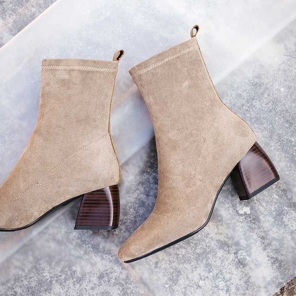 22-26.5cm length big size women boots casual fashion square head thick with elastic spring and autumn essentials, Black
22-26.5cm length big size women boots casual fashion square head thick with elastic spring and autumn essentials, Black