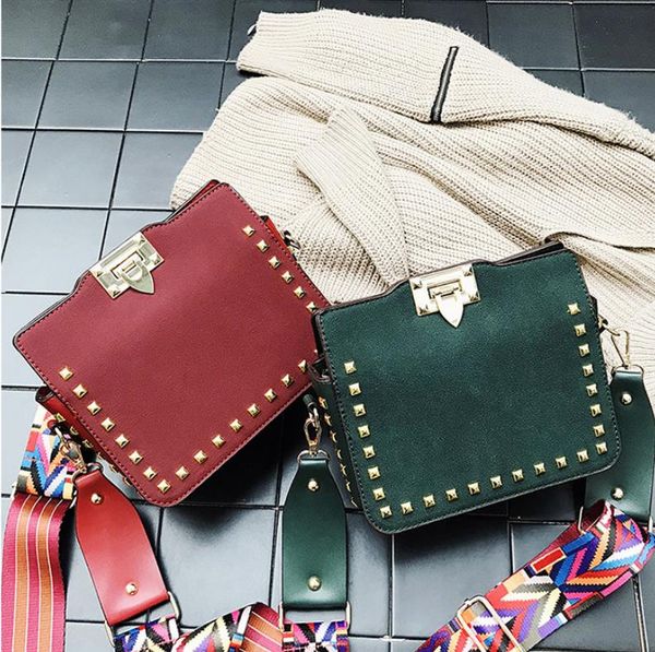 fashion shoulder messenger bag women's new postman handbag versatile rivet bags retro small square bag
fashion shoulder messenger bag women's new postman handbag versatile rivet bags retro small square bag