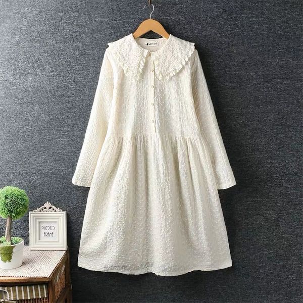 2020 autumn new style retro literary pure color sweet embroidery long-sleeved dress female 6900, Black;gray
2020 autumn new style retro literary pure color sweet embroidery long-sleeved dress female 6900, Black;gray
