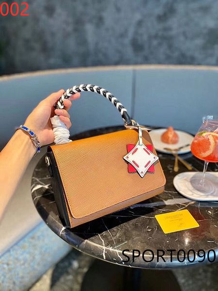 original style 20ss high-quality leather handbags twist medium twist lock woven portable single shoulder messenger messenger envelope bag
original style 20ss high-quality leather handbags twist medium twist lock woven portable single shoulder messenger messenger envelope bag