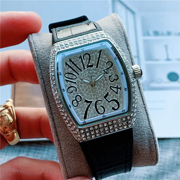 2020 fashion men women dress watch diamond iced out designer watches stainless steel quartz movement leather strap gift casual dress watches, Slivery;brown
2020 fashion men women dress watch diamond iced out designer watches stainless steel quartz movement leather strap gift casual dress watches, Slivery;brown