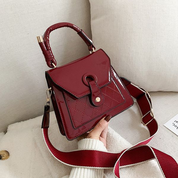 новая лакированной кожи сумки широкий плечевой ремень
новая лакированной кожи сумки широкий плечевой ремень