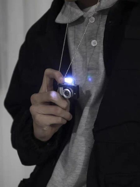 2020 new designer necklace shiny boy cool luminous small camera necklace cool fashion street shot, Silver
2020 new designer necklace shiny boy cool luminous small camera necklace cool fashion street shot, Silver