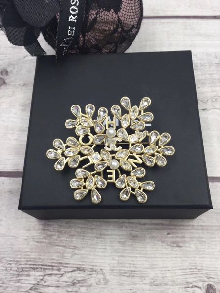 fashion luxury women's female's ladies stamped full crystals hollow out brooches pins with box ing, Gray
fashion luxury women's female's ladies stamped full crystals hollow out brooches pins with box ing, Gray