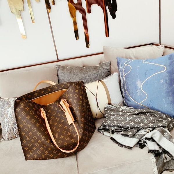 2020 latest fashion shopping bag simple leisure tote bag large capacity travel must-have size :47*31 cm
2020 latest fashion shopping bag simple leisure tote bag large capacity travel must-have size :47*31 cm