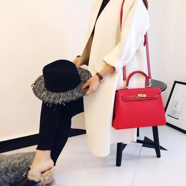New pattern High-capacity Famous Name Fashion Handbag genuine leather Literature multi pochette Lock catch Inclined single shoulder bag
New pattern High-capacity Famous Name Fashion Handbag genuine leather Literature multi pochette Lock catch Inclined single shoulder bag