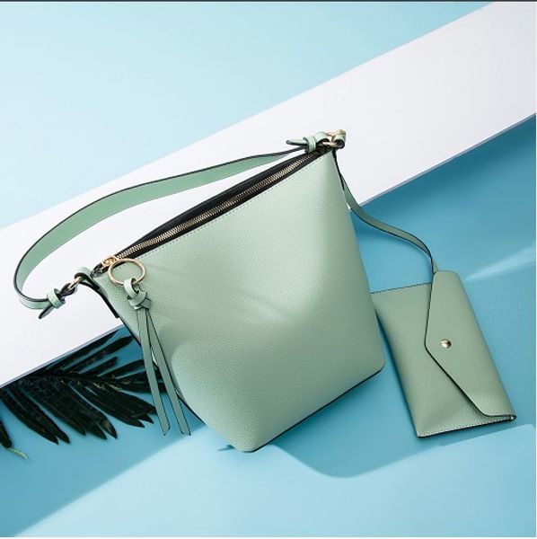 2020 brand new women leather large capacity shoulder bag with small wallet female fashion composite bag solid color
2020 brand new women leather large capacity shoulder bag with small wallet female fashion composite bag solid color