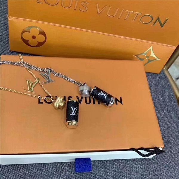 european and american seiko fashion titanium steel necklace perfume bottle pendant men's necklace, with box, Silver
european and american seiko fashion titanium steel necklace perfume bottle pendant men's necklace, with box, Silver