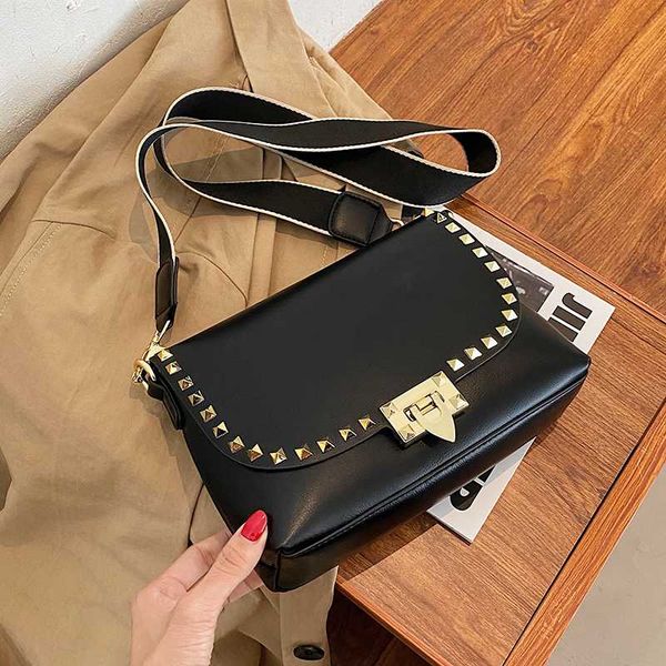 unique design fashion rivet square bag handbag & elegant shoulder bag messenger width 23cm height 17cm thickness 6cm
unique design fashion rivet square bag handbag & elegant shoulder bag messenger width 23cm height 17cm thickness 6cm