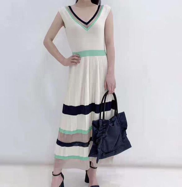 2020 spring summer new short-sleeved v-neck waist was thin printed crepe asymmetric long women dress, Black;gray
2020 spring summer new short-sleeved v-neck waist was thin printed crepe asymmetric long women dress, Black;gray