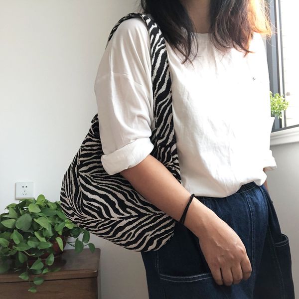 zebra cheetah leopard pattern polyester women tote bag good quality simple handbag shoulder bag
zebra cheetah leopard pattern polyester women tote bag good quality simple handbag shoulder bag