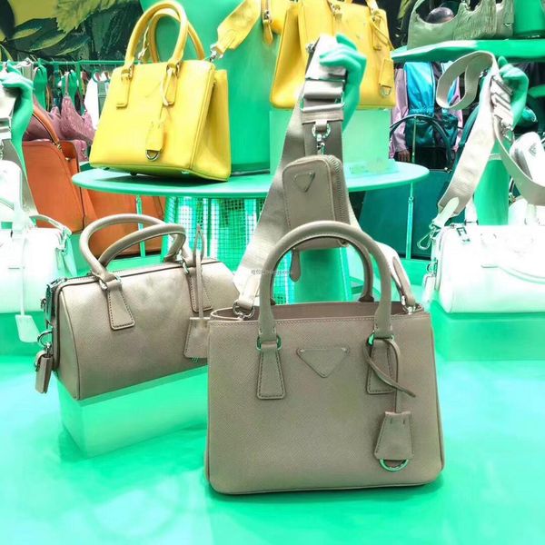 r bag luxury shoulder bags handbags leather materials classic business three in one style
r bag luxury shoulder bags handbags leather materials classic business three in one style