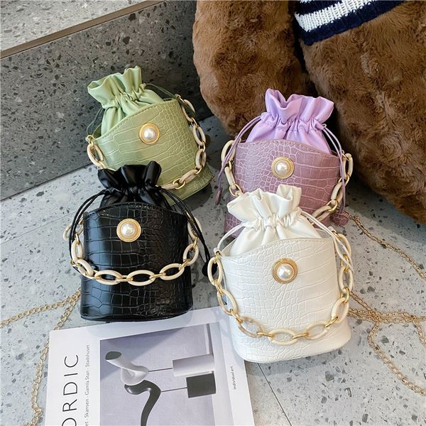 female bag 2020 new fashion all-match one-shoulder messenger bag personality foreign style small high-quality handbag
female bag 2020 new fashion all-match one-shoulder messenger bag personality foreign style small high-quality handbag