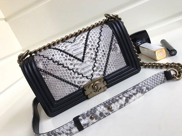 noble leng yan snakeskin 7a high-end quality material presents an invisible gasfield clamp metal nameplate smooth and flawless
noble leng yan snakeskin 7a high-end quality material presents an invisible gasfield clamp metal nameplate smooth and flawless