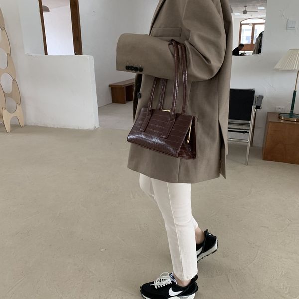 2020 new fashion clip armpit bag one shoulder luxury retro handbag fashion european and american crocodile pattern bag handbag
2020 new fashion clip armpit bag one shoulder luxury retro handbag fashion european and american crocodile pattern bag handbag