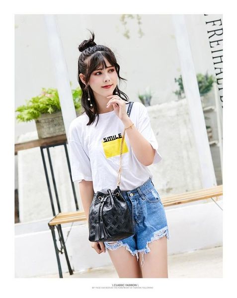 2020 new korean style tassel bucket handbag simple fashion handbag elegant and generous women's messenger shoulder bag
2020 new korean style tassel bucket handbag simple fashion handbag elegant and generous women's messenger shoulder bag