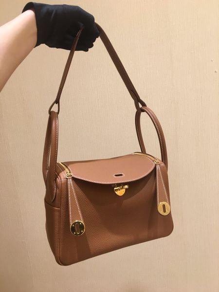 wholesale brown design purse 26cm ,tc leather,half handmade, wax thread,fast delivery. contact me for details
wholesale brown design purse 26cm ,tc leather,half handmade, wax thread,fast delivery. contact me for details
