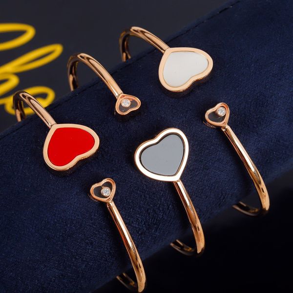 the new asymmetric double-heart bracelet is decorated with natural white fritillaria malachite and red chalcedony., Golden;silver
the new asymmetric double-heart bracelet is decorated with natural white fritillaria malachite and red chalcedony., Golden;silver