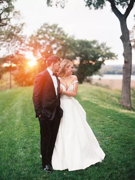 garden country wedding dresses plus size off the shoulder satin simple design a line bridal gowns sweep train vestidos de noiva z66, White
garden country wedding dresses plus size off the shoulder satin simple design a line bridal gowns sweep train vestidos de noiva z66, White