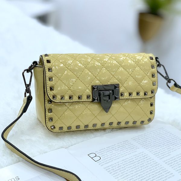 2020 женщины pu кожа сумочка мода роскошные сумки на ремне цепи rivet crossbody сумка конструктора small brand коммуникатор рук
2020 женщины pu кожа сумочка мода роскошные сумки на ремне цепи rivet crossbody сумка конструктора small brand коммуникатор рук
