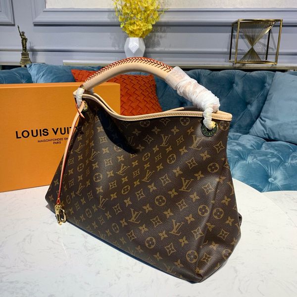 by the new lady's handbag high-end custom quality large capacity handbag fashion trend leisure style with gorgeous gold metal key chain
by the new lady's handbag high-end custom quality large capacity handbag fashion trend leisure style with gorgeous gold metal key chain
