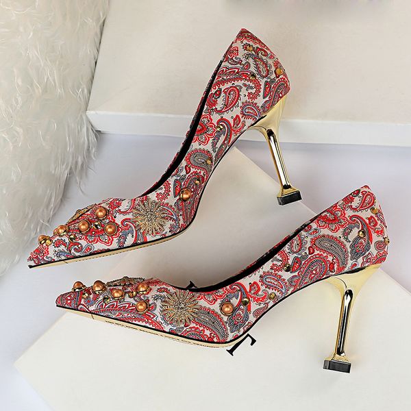 2020 women 8.5cm high heels floral pumps luxury elegant lady crystal silk red shoes metal rivets heels scarpins satin prom shoes, Black
2020 women 8.5cm high heels floral pumps luxury elegant lady crystal silk red shoes metal rivets heels scarpins satin prom shoes, Black