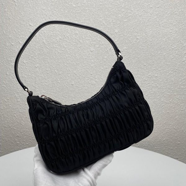 est selling spring collection designer pleated zipper clutch famous brand nylon texture simple and chic shoulder bag
est selling spring collection designer pleated zipper clutch famous brand nylon texture simple and chic shoulder bag
