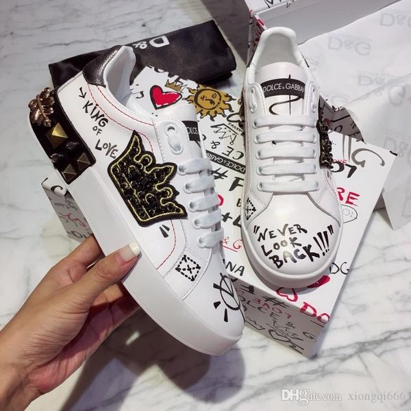 2020 luxury designer men and women leather casual shoes couple shoes fashion wild sneakers with box, Red;white
2020 luxury designer men and women leather casual shoes couple shoes fashion wild sneakers with box, Red;white