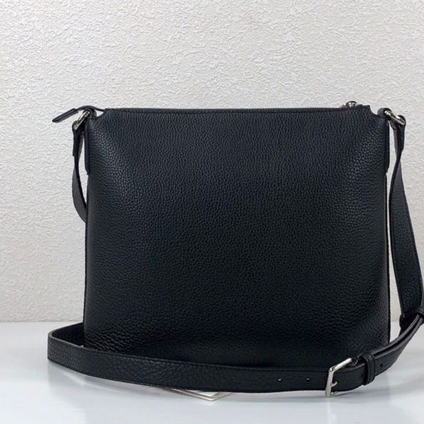 classic fashion 7a high-end quality one shoulder messenger bag calfskin long shoulder strap fashion multifunctional briefcase 
classic fashion 7a high-end quality one shoulder messenger bag calfskin long shoulder strap fashion multifunctional briefcase