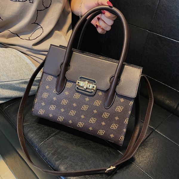 2020 new fashion printed lock hand handcarry handbagportable tote bag all-match large capacity contrast color single shoulder messenger bag
2020 new fashion printed lock hand handcarry handbagportable tote bag all-match large capacity contrast color single shoulder messenger bag