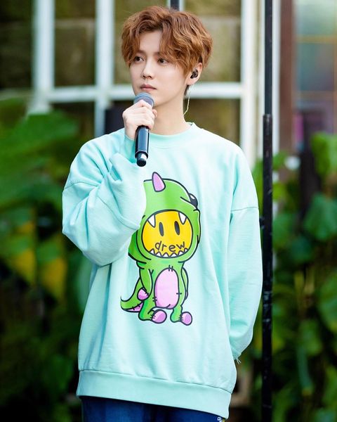 20ss hip hop high street kanye smiling face dinosaur printed mint green couple men and women couple round neck sweater sweater fashion x73hc, Black
20ss hip hop high street kanye smiling face dinosaur printed mint green couple men and women couple round neck sweater sweater fashion x73hc, Black