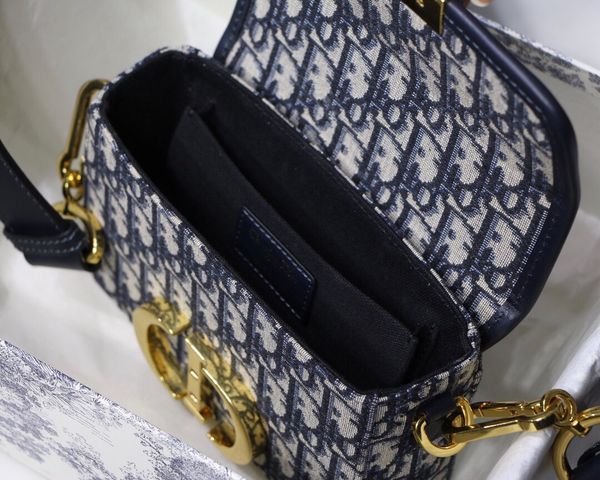 classic lady's handbag 7a high-end custom quality handbag fashion business casual style metal accessories with long shoulder strap 014
classic lady's handbag 7a high-end custom quality handbag fashion business casual style metal accessories with long shoulder strap 014