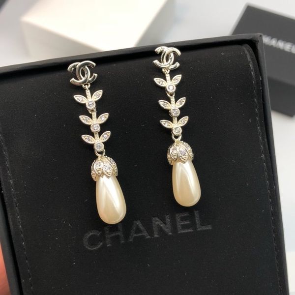 the new pearl earrings with diamond letters designer luxury designer jewelry women camellia earrings clip earrings paper clip with box r60, Golden
the new pearl earrings with diamond letters designer luxury designer jewelry women camellia earrings clip earrings paper clip with box r60, Golden