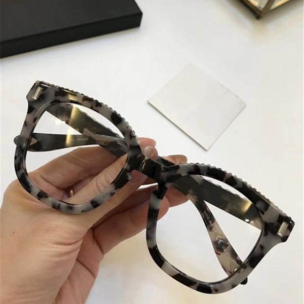 2020 luxury 7070 glasses fashion women men designer popular glasses optical lens square full frame black tortoise brown white, White;black
2020 luxury 7070 glasses fashion women men designer popular glasses optical lens square full frame black tortoise brown white, White;black