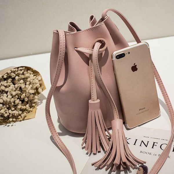 ретро кисточкой crossbody сумка ковш сумки роскошные женские сумки на ремне сумки женщина кулиской сплошной цвет crossbody сумка
ретро кисточкой crossbody сумка ковш сумки роскошные женские сумки на ремне сумки женщина кулиской сплошной цвет crossbody сумка
