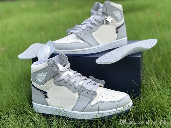 новые аутентичные 1 high og низкий баскетбол обувь человек женщина волк серый sail photon пыль белые кроссовки спортивные кроссовки с оригин
новые аутентичные 1 high og низкий баскетбол обувь человек женщина волк серый sail photon пыль белые кроссовки спортивные кроссовки с оригин