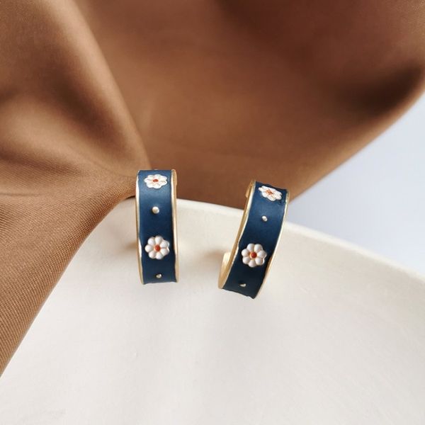 creative vintage lady charm jewelry korean simple fashion metal texture flower c shape stud earrings female accessories, Golden;silver
creative vintage lady charm jewelry korean simple fashion metal texture flower c shape stud earrings female accessories, Golden;silver