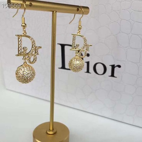 europe and america 2020 new selling earrings luxury custom brass material plated thick gold new set of diamond earrings, Golden;silver
europe and america 2020 new selling earrings luxury custom brass material plated thick gold new set of diamond earrings, Golden;silver