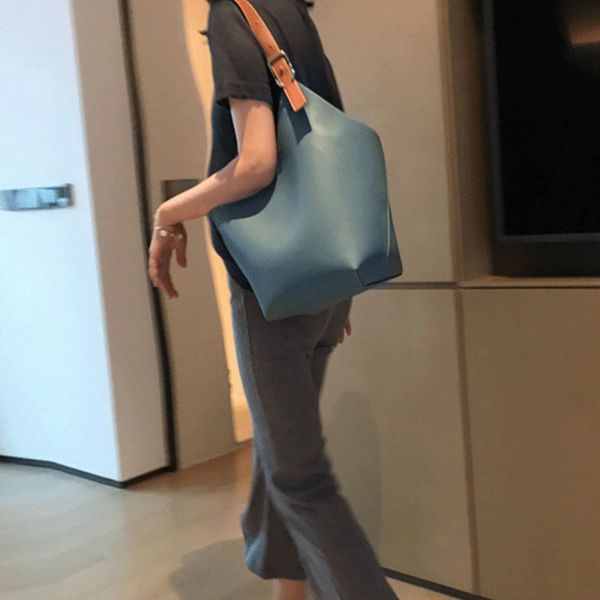 summer early autumn style simple solid color large capacity shoulder bag 2020 new bucket bag wild female handbag
summer early autumn style simple solid color large capacity shoulder bag 2020 new bucket bag wild female handbag