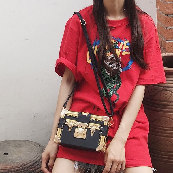 2020 new women's bag deluxe box bag fashion european and american embroidered women's one-shoulder shoulder satchel
2020 new women's bag deluxe box bag fashion european and american embroidered women's one-shoulder shoulder satchel