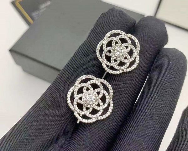 diamond zircon elegant stud earrings for woman girls super glittering fashion luxury classic designer camillia flower, Golden;silver
diamond zircon elegant stud earrings for woman girls super glittering fashion luxury classic designer camillia flower, Golden;silver