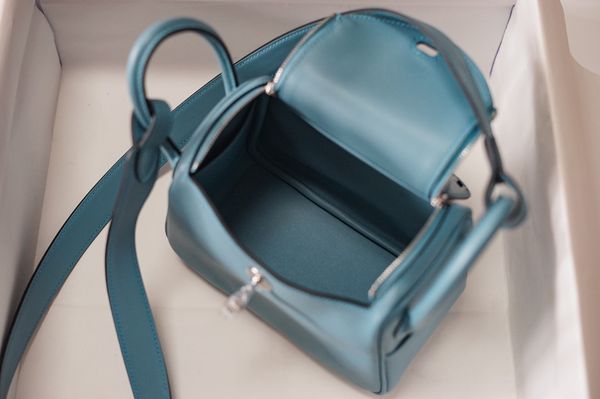 wholesale blue design purse 19cm,swift leather,fully handmade, wax thread,fast delivery. contact me for details
wholesale blue design purse 19cm,swift leather,fully handmade, wax thread,fast delivery. contact me for details