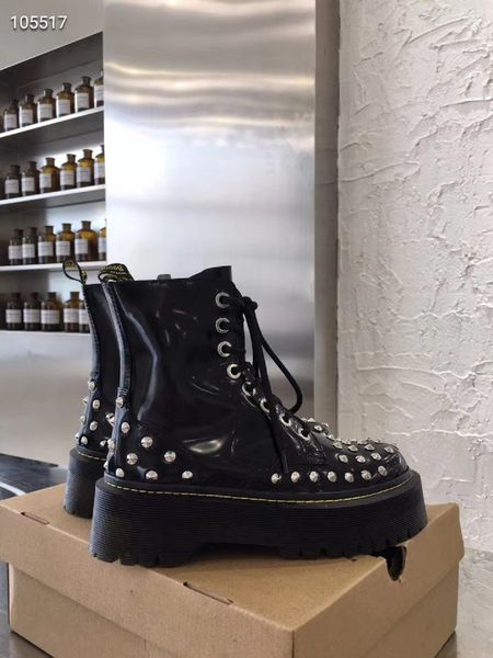 2020 new martin boot rivet is fashionable and slim and versatile genuine leather is non-slip and wear - resistant, Black
2020 new martin boot rivet is fashionable and slim and versatile genuine leather is non-slip and wear - resistant, Black