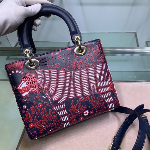 the 7a is a high-quality, light gold bag embroidered in a delicate brown cowhide with a nifty a-line detachable shoulder strap
the 7a is a high-quality, light gold bag embroidered in a delicate brown cowhide with a nifty a-line detachable shoulder strap